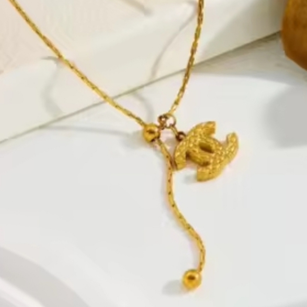 Elegant Gold Pendant Necklace